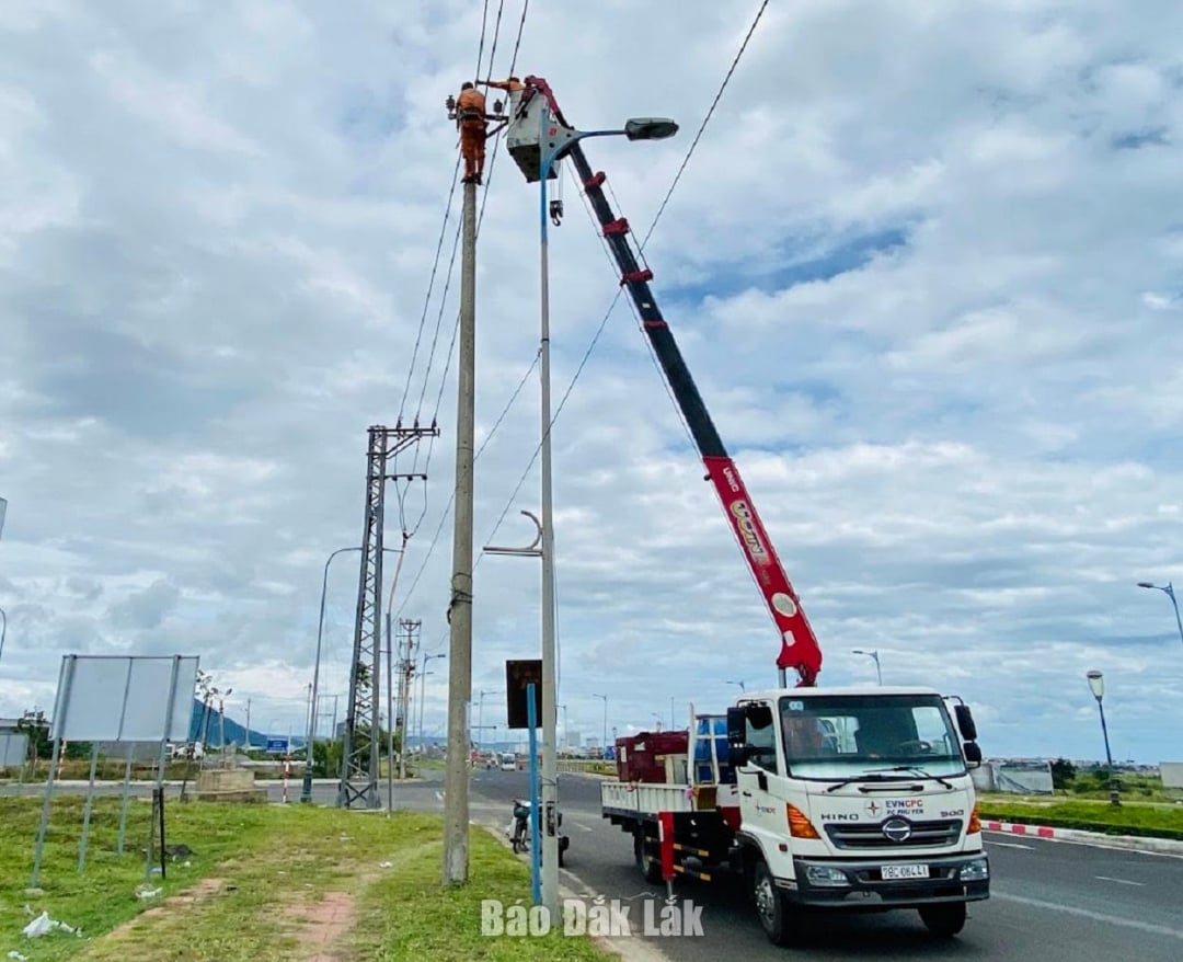 L'équipe de gestion de l'électricité de Tuy Hoa inspecte et entretient les lignes moyenne tension