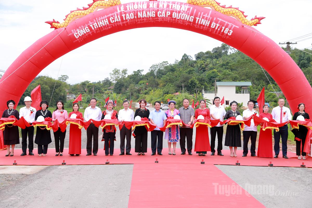 ថ្នាក់​ដឹកនាំ​ខេត្ត​ធ្វើ​ពិធី​កាត់​ខ្សែបូ​សម្ពោធ​គម្រោង​កែលម្អ​ផ្លូវ​លេខ ១៨៣ របស់​ខេត្ត។
