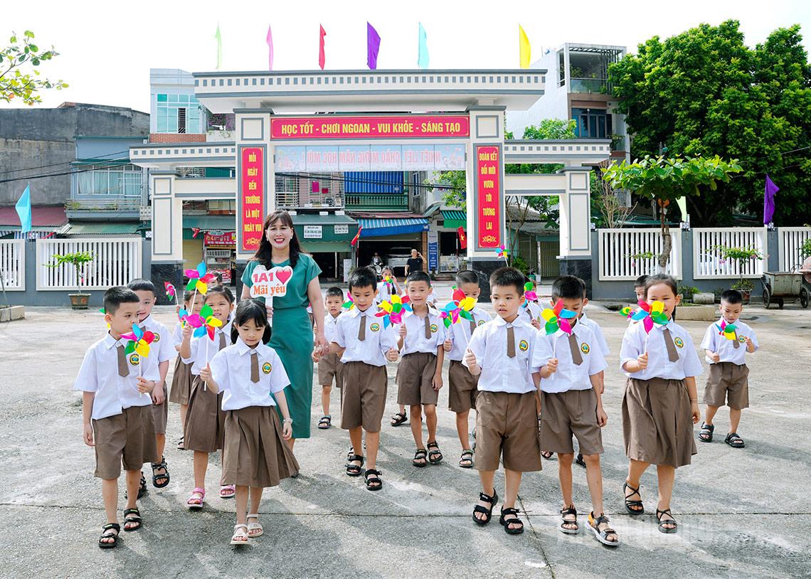 Cô và trò Trường Tiểu học Hưng Thành, phường An Tường chào đón năm học mới.