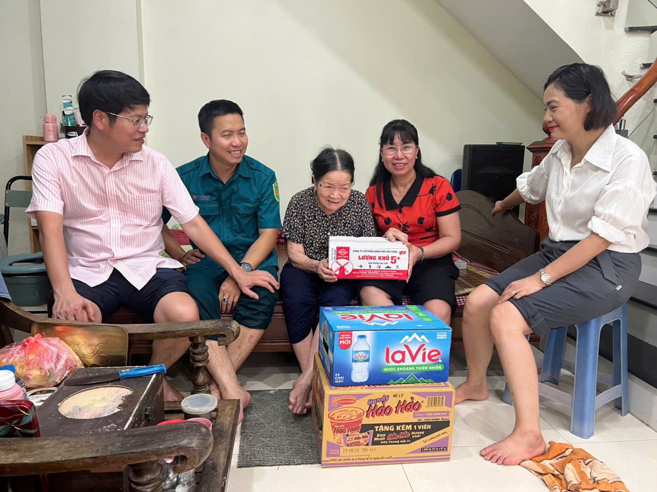 Lãnh đạo phường Tây Mỗ thăm hỏi, hỗ trợ các hộ dân bị ảnh hưởng do bão số 5- Ảnh 5.