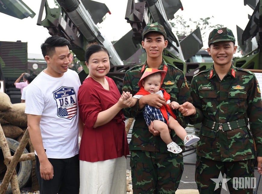  Người dân chụp ảnh cùng lực lượng Quân đội làm nhiệm vụ tại triển lãm.