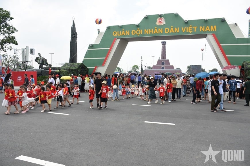 Đông đảo người dân tham quan khu trưng bày ngoài trời của Bộ Quốc phòng.