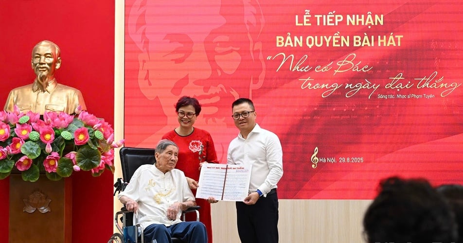 តន្ត្រីករ Pham Tuyen បានផ្តល់បទចម្រៀង 