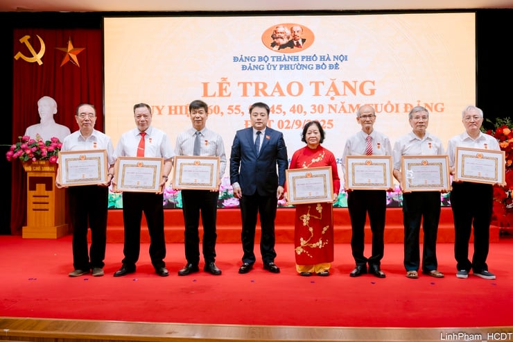 Đảng ủy phường Bồ Đề tổ chức Lễ trao Huy hiệu Đảng đợt 2/9- Ảnh 4.