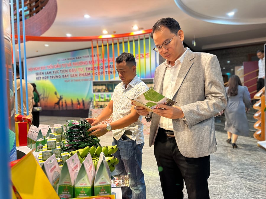 gian-hang-trung-bay-cac-san-pham-cua-cong-ty-co-phan-che-bau-can-xa-bau-can-anh-ha-duy.jpg