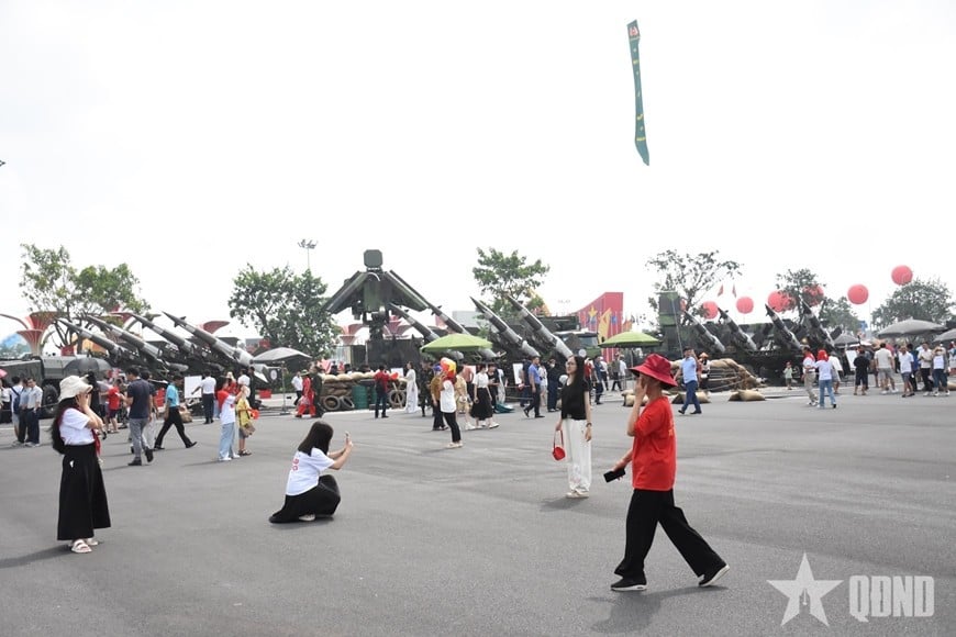 Không gian trưng bày ngoài trời của Bộ Quốc phòng tấp nập người dân tham quan, chụp ảnh. 