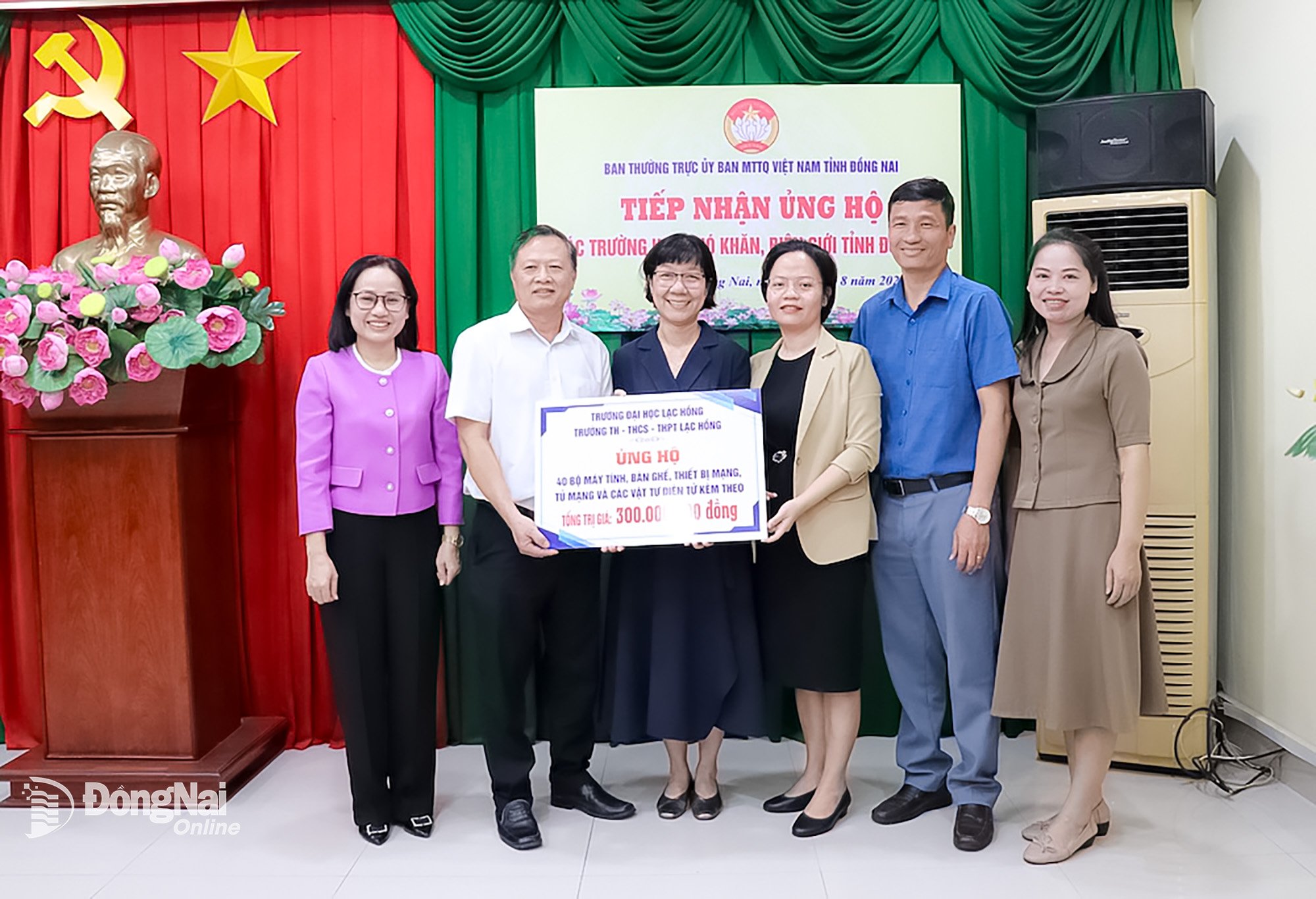 Representatives of Lac Hong University and Lac Hong Secondary and High School presented a symbolic plaque to support resources for schools in border areas. Photo: Hai Yen 