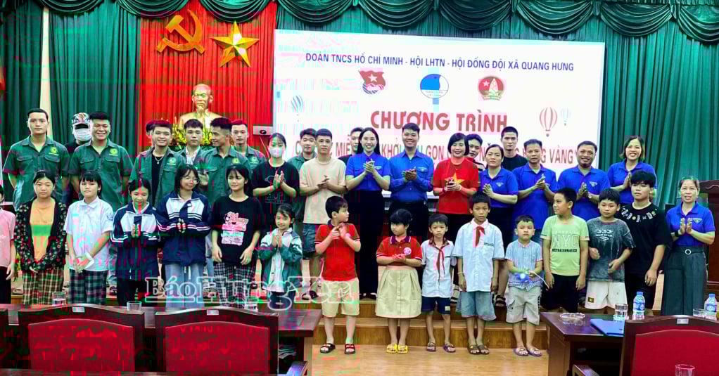 គណៈប្រតិភូឃុំ Quang Hung ផ្តល់សៀវភៅកត់ត្រាដល់សិស្សានុសិស្សដែលមានស្ថានភាពលំបាក។