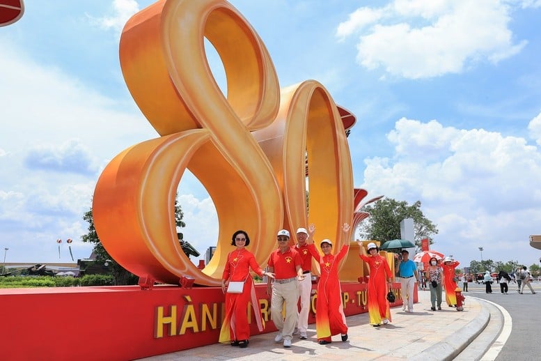 The National Achievements Exhibition attracts a large number of visitors - Photo: VGP/Nhat Bac