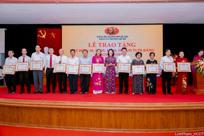 Đảng ủy phường Bồ Đề tổ chức Lễ trao Huy hiệu Đảng đợt 2/9- Ảnh 14.