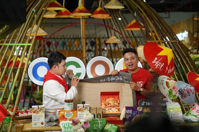 អ្នកបង្កើតខ្លឹមសារ Thien Nhan (គម្របខាងឆ្វេង) ផ្សាយបន្តផ្ទាល់លក់ផលិតផលវៀតណាមនៅមជ្ឈមណ្ឌលពិព័រណ៍ជាតិ