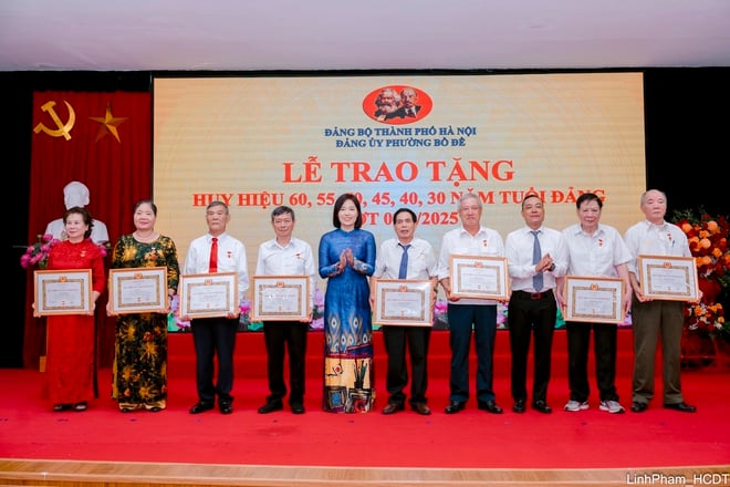 Đảng ủy phường Bồ Đề tổ chức Lễ trao Huy hiệu Đảng đợt 2/9- Ảnh 10.