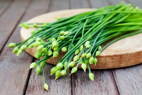 Đầu bếp bày cách làm món ăn ngon nhất từ ngồng tỏi giúp khỏe mạnh để đi chơi sớm khuya mừng Đại lễ, ấm áp cả tháng 7 âm- Ảnh 2.