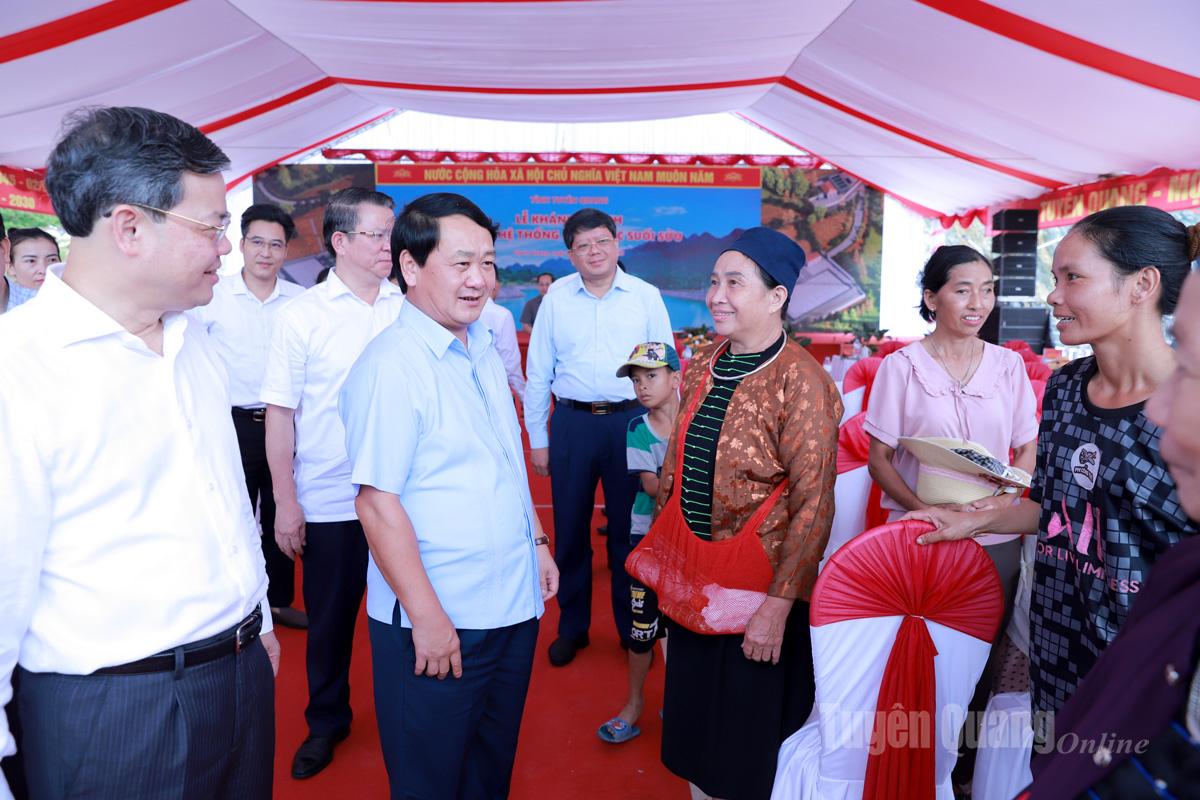 លេខាបក្សខេត្ត Hau A Lenh និងអនុលេខាបក្សខេត្ត ប្រធានក្រុមប្រឹក្សាប្រជាជនខេត្ត លោក Nguyen Van Son បានជួបសំណេះសំណាលជាមួយប្រជាជនភូមិ Lung Chau សង្កាត់ Ha Giang 2 ក្នុងពិធីសម្ពោធដាក់ឱ្យប្រើប្រាស់ប្រព័ន្ធផ្គត់ផ្គង់ទឹក Suoi Suu។