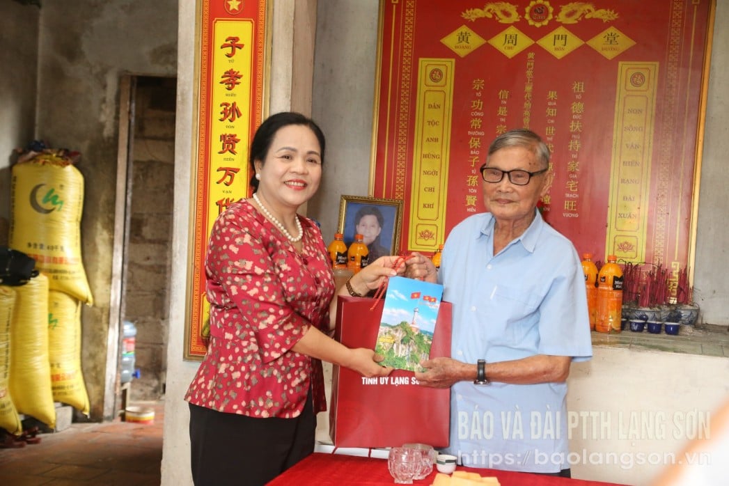 សមមិត្ត Giap Thi Bac ជូនអំណោយដល់លោក Hoang Thanh Tinh។