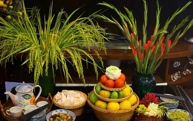 Il vassoio delle offerte per la Festa di Metà Autunno (Rằm tháng 7) deve essere grande o piccolo per essere considerato completo? - Foto 3.