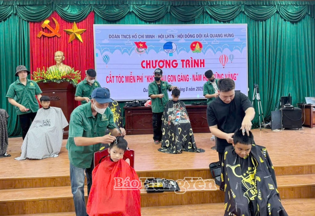 កាត់សក់ជូនកុមារក្រីក្រនៅឃុំ Quang Hung ដោយឥតគិតថ្លៃ។