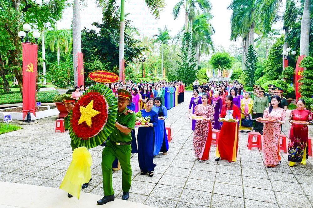 Delegierte bringen Blumen und Geschenke dar, um Präsident Ho Chi Minh ihren Respekt zu erweisen. Foto: BA THI