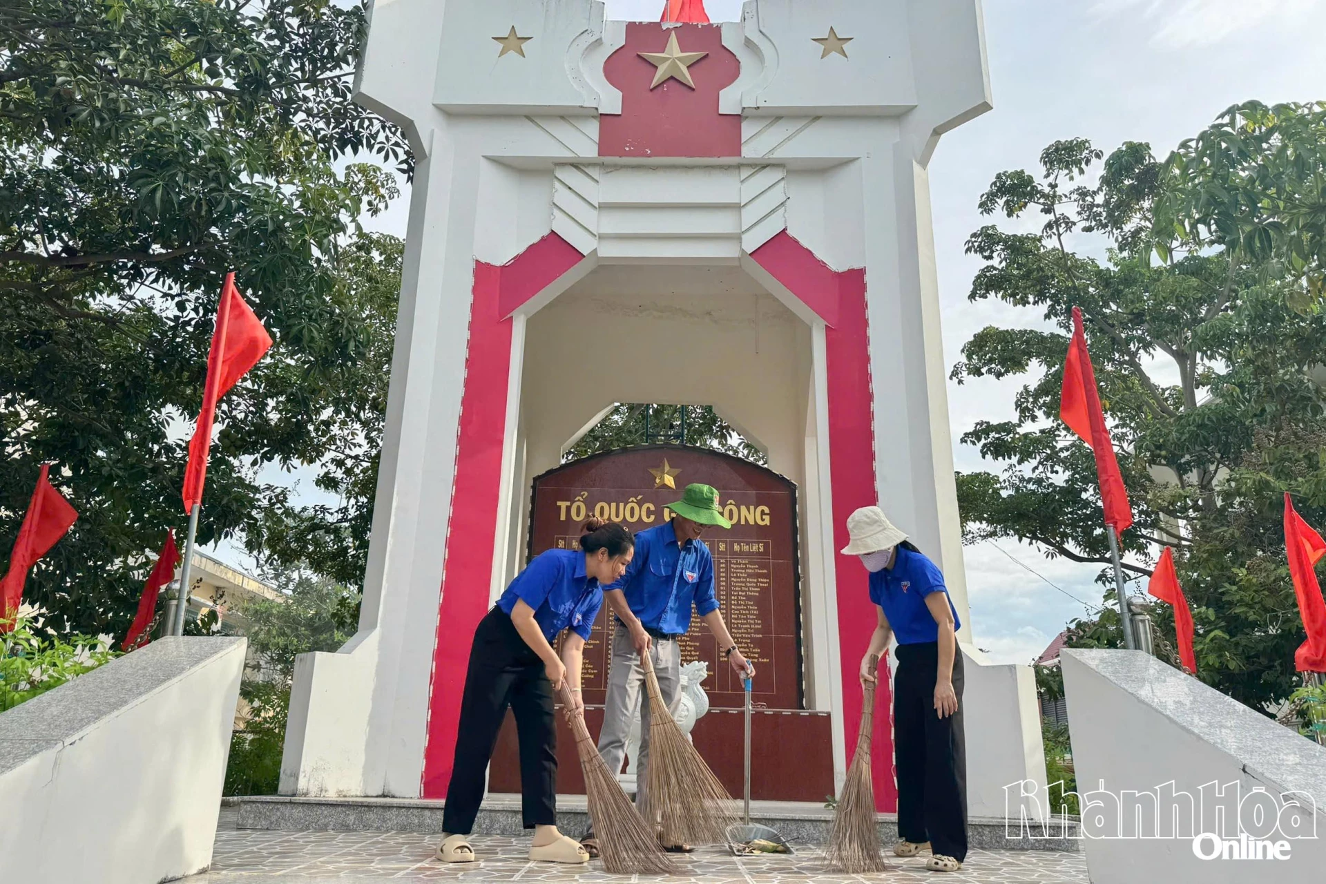Đoàn viên, thanh niên ra quân dọn dẹp vệ sinh tại khu vực Đài liệt sĩ xã.