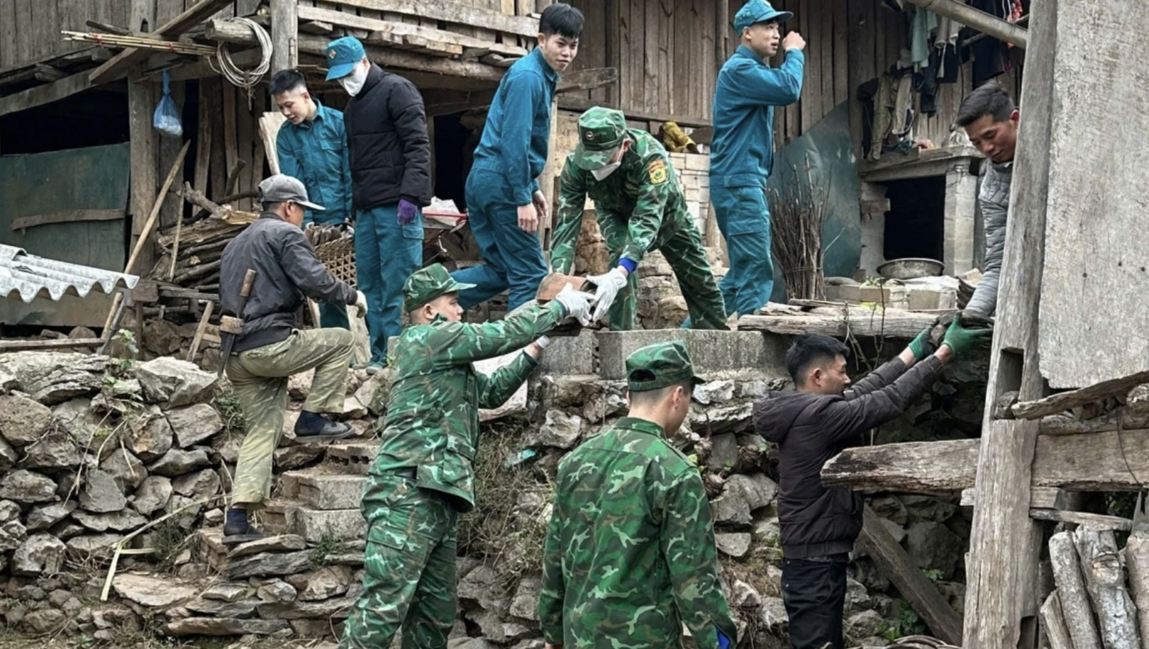 Chiến sĩ Biên phòng Cao Bằng cùng người dân hỗ trợ xóa nhà tạm, nhà dột nát. Ảnh: VOV.VN