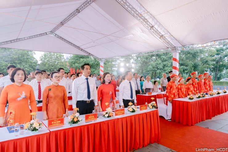 Phường Long Biên gắn biển tên tuyến phố, công trình công cộng chào mừng Quốc khánh 2/9- Ảnh 1.