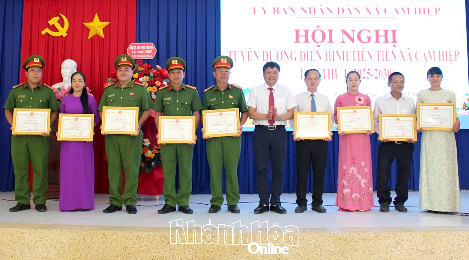 លោក Le Van Hoan លេខាបក្ស ប្រធានក្រុមប្រឹក្សាប្រជាជនឃុំបានសរសើរបុគ្គលដែលមានស្នាដៃឆ្នើមក្នុងចលនាត្រាប់តាមស្នេហាជាតិ ដំណាក់កាល ២០២០ - ២០២៥។