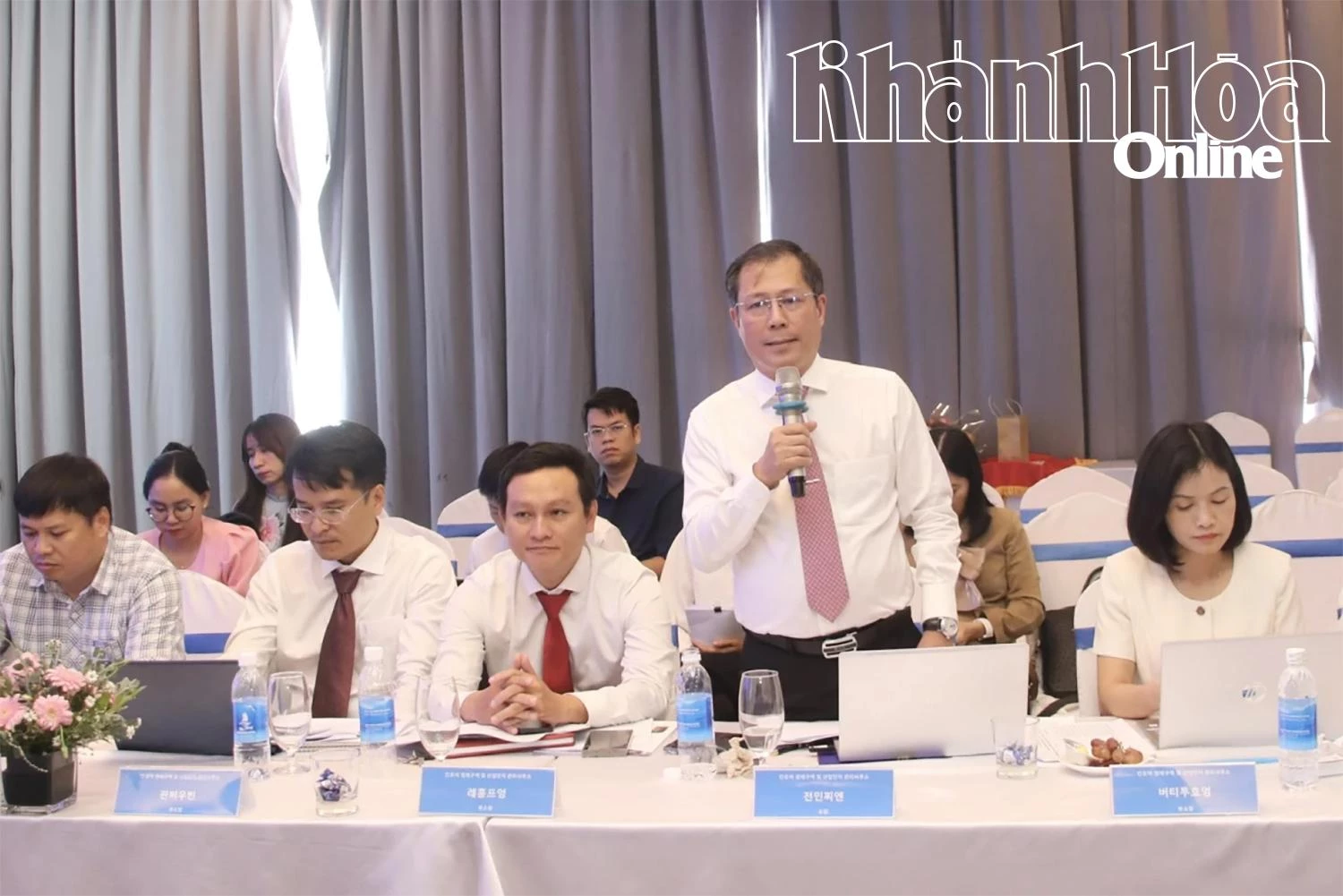 Head of the Provincial Economic Zone and Industrial Park Management Board Tran Minh Chien discussed with businesses at the conference.
