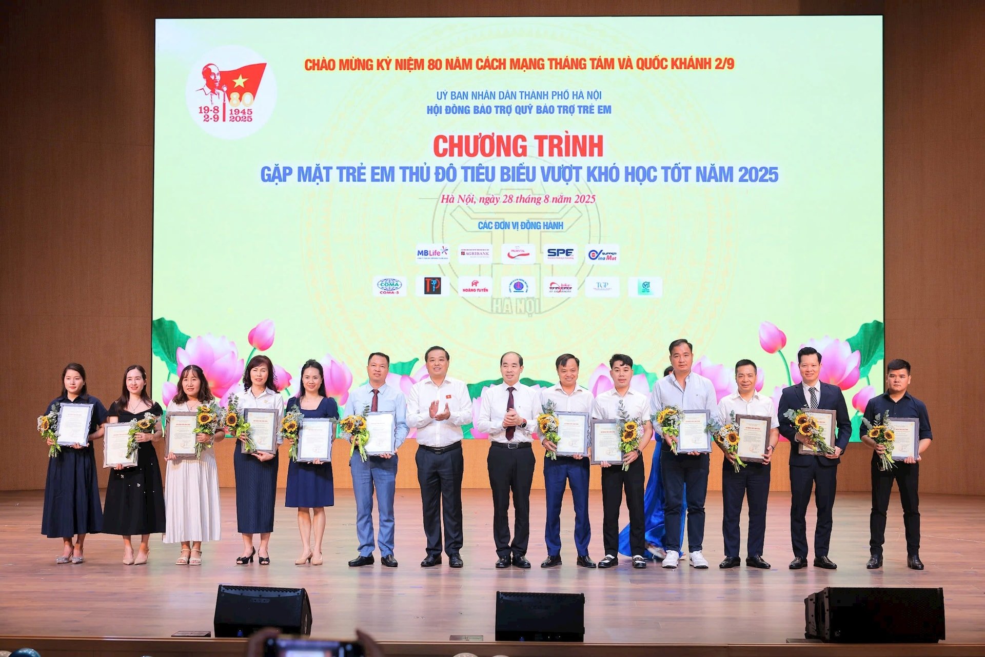 ky-1-anh-2-vinh-danh-nha-tai-tro.jpg