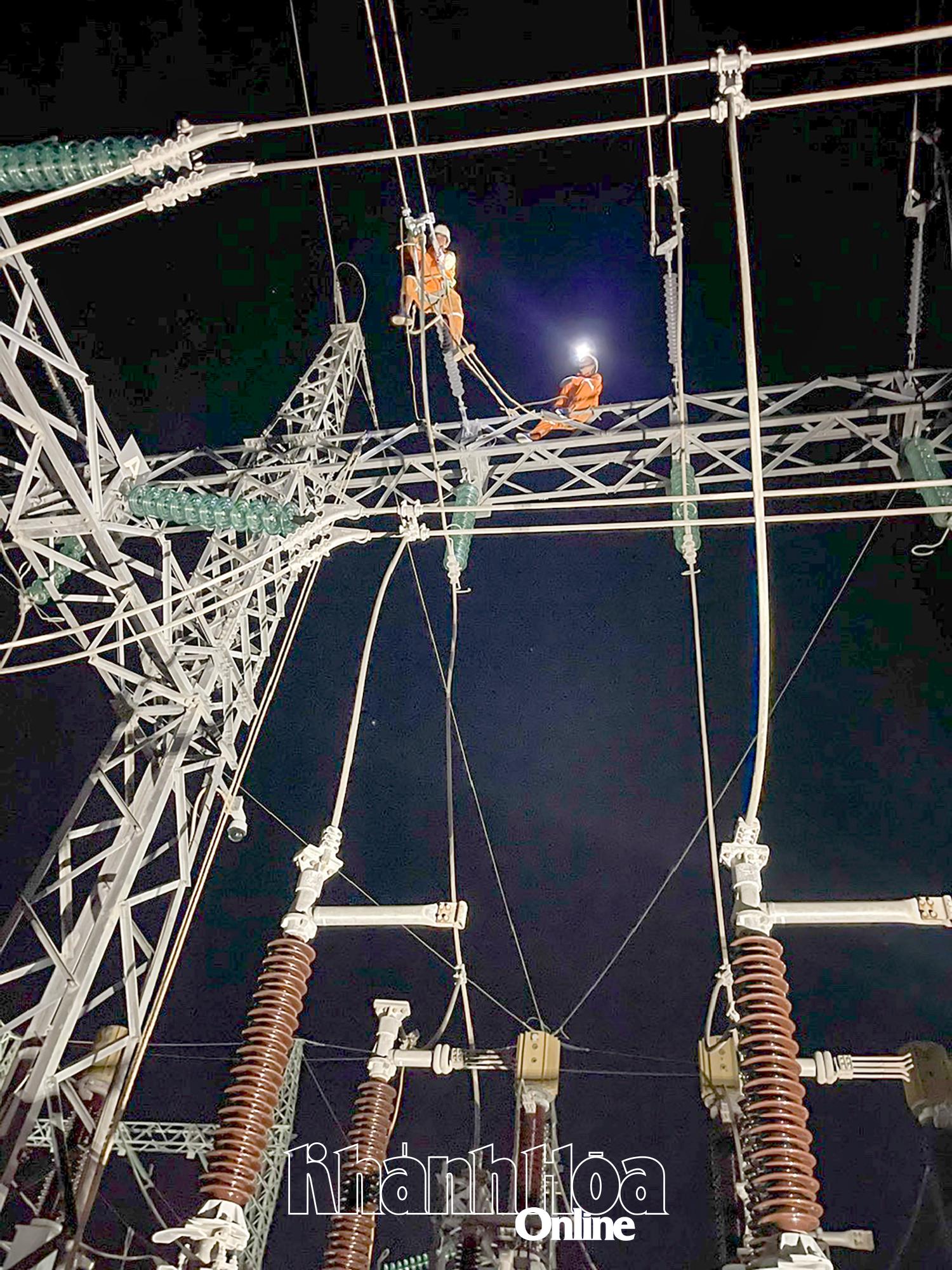 Le personnel de la compagnie d'électricité de Khanh Hoa vérifie la sécurité du réseau électrique.