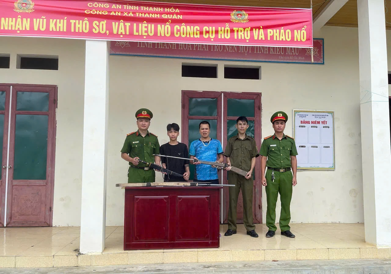 នគរបាល​ឃុំ Thanh Quan ឃោសនា និង​ប្រមូល​មនុស្ស​ប្រគល់​អាវុធ​ច្នៃ​តាម​ផ្ទះ