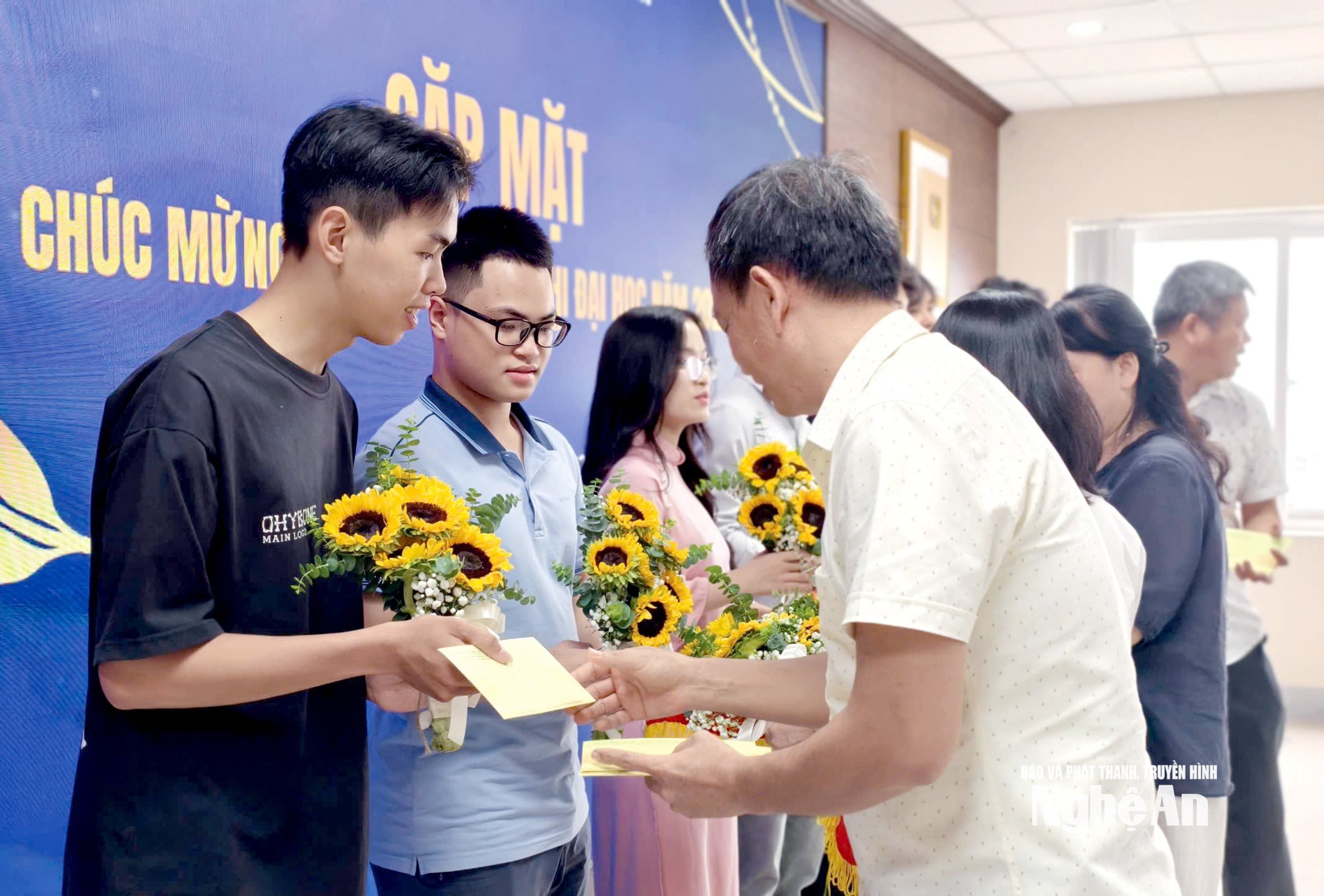 trao thưởng các cháu trúng tuyển đại học Ảnh Diệp Thanh11