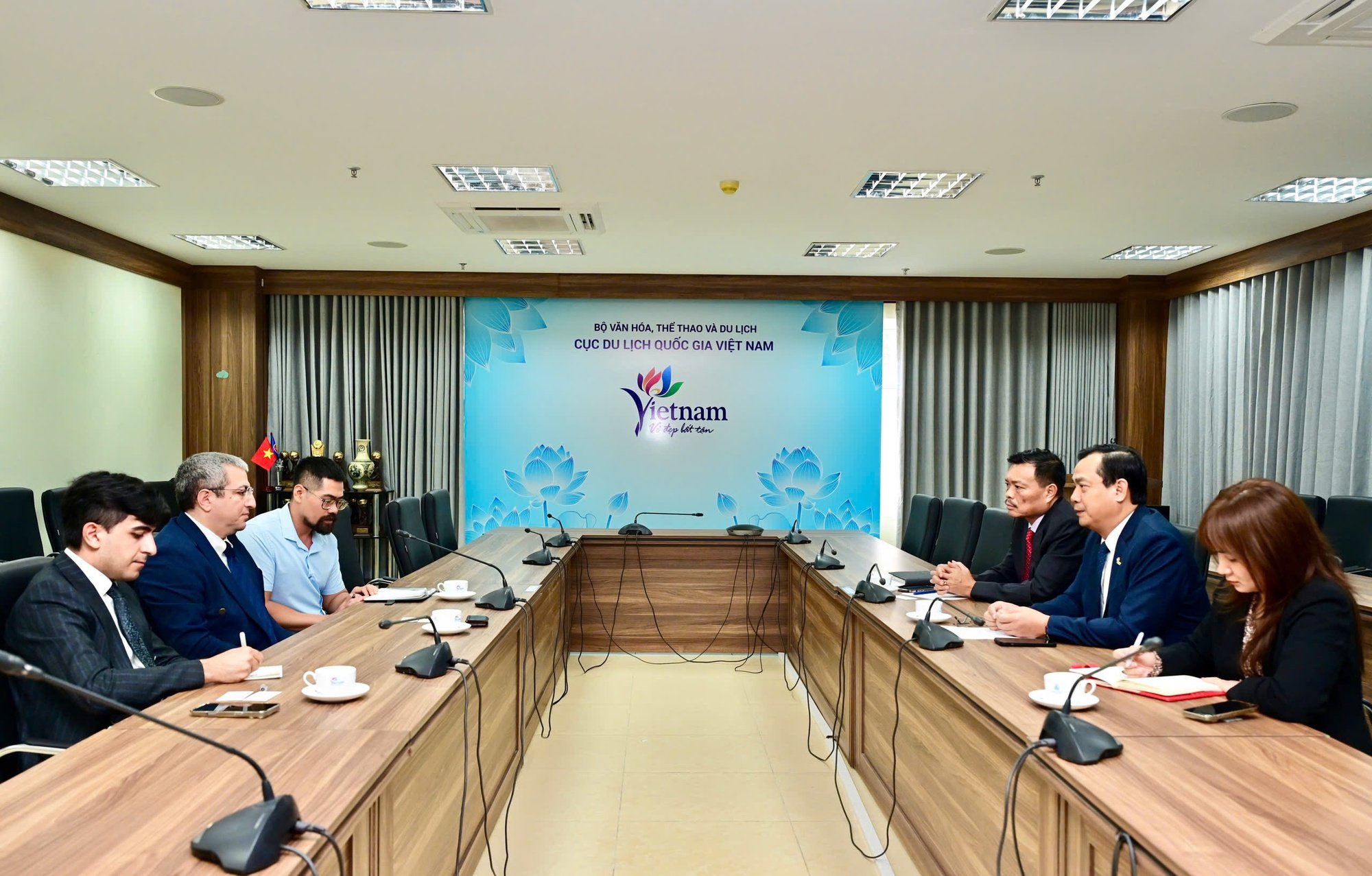 Tăng cường kết nối, mở rộng hợp tác du lịch Việt Nam - Azerbaijan - Ảnh 1.