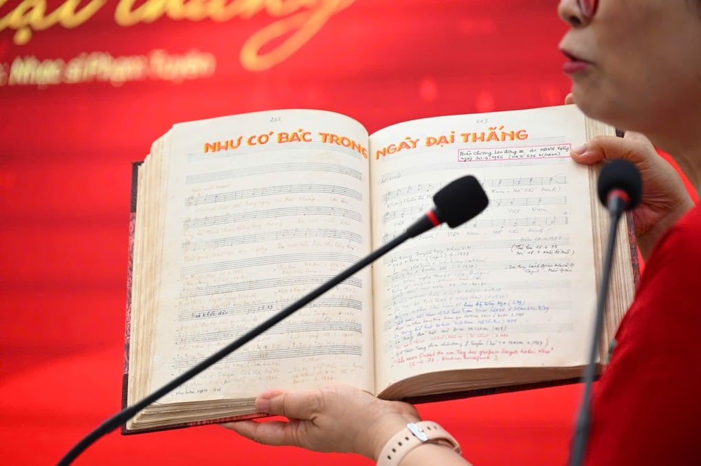 Nhạc sĩ Phạm Tuyên tặng “Như có Bác trong ngày đại thắng” cho Báo Nhân Dân - 1