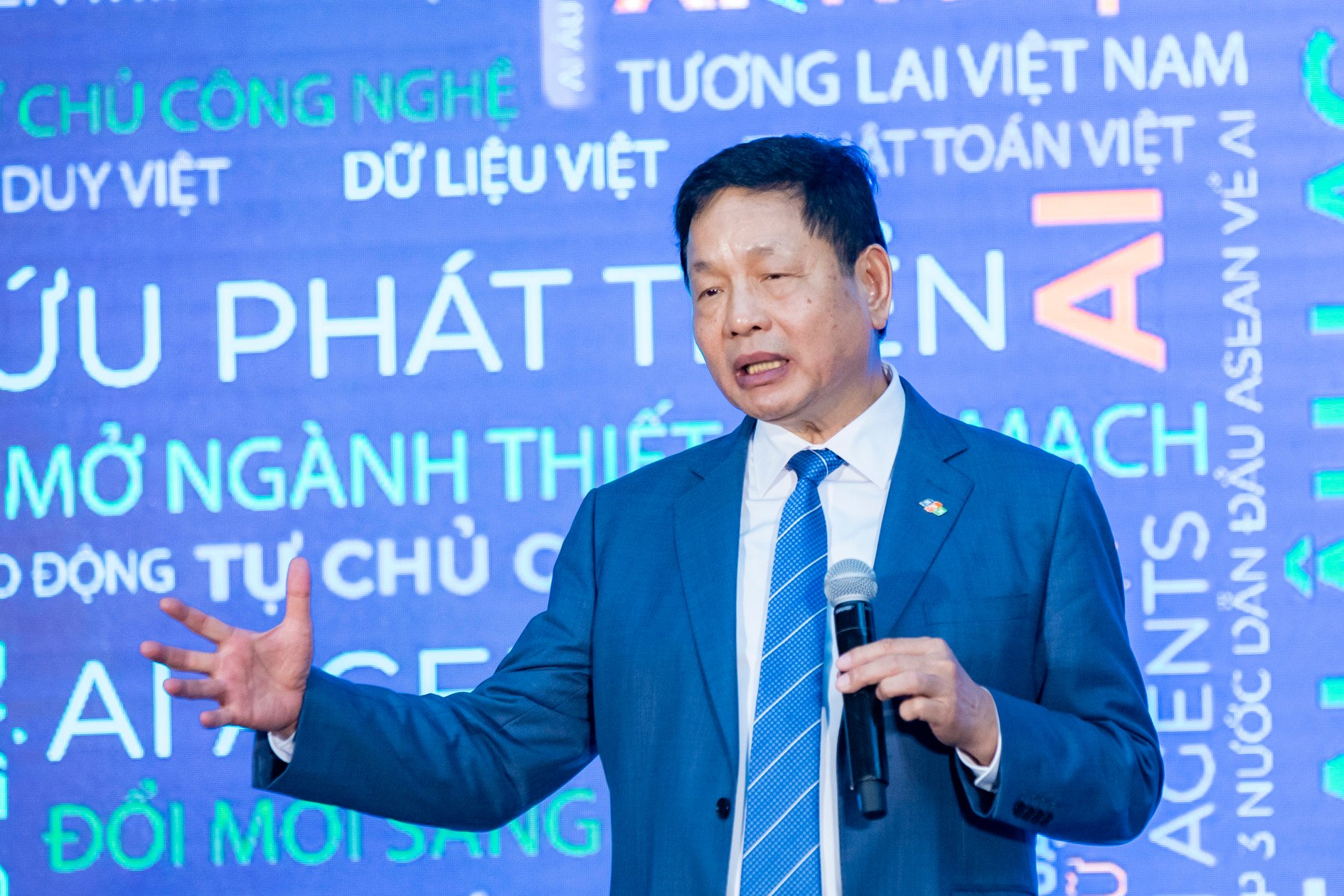 លោក Truong Gia Binh.JPG