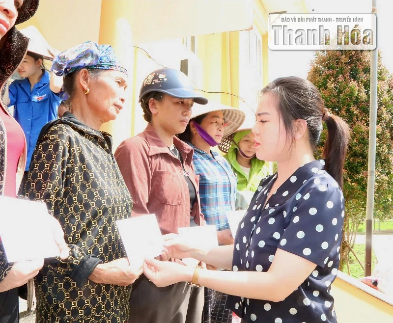 ថ្នាក់ដឹកនាំគណៈកម្មាធិការរណសិរ្សមាតុភូមិខេត្ត ប្រគល់អំណោយជូនប្រជាពលរដ្ឋឃុំ Yen Nhan ដែលរងគ្រោះធ្ងន់ធ្ងរដោយសារការបាក់ដី។