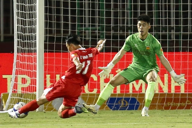 Thủ môn Trung Kiên 'hết phép', HAGL gục ngã trước CLB Công an TP.HCM trong trận thủy chiến- Ảnh 1.