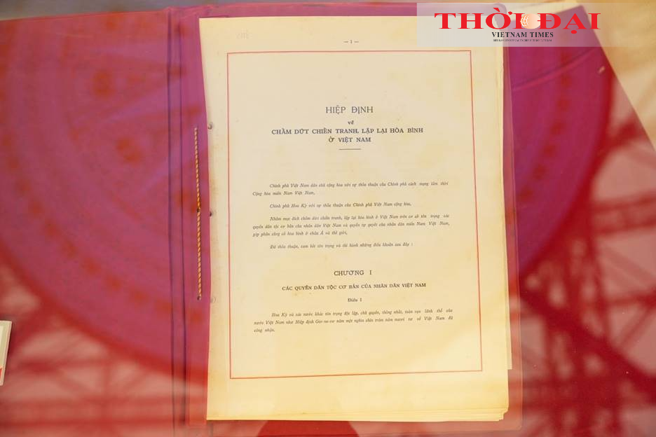 Gian trưng bày giới thiệu nhiều câu chuyện ít được biết đến, những văn kiện ngoại giao - pháp lý đã trở thành mốc son lịch sử, cùng số liệu và dấu ấn nổi bật của ba trụ cột: Đối ngoại Đảng, Ngoại giao Nhà nước và Đối ngoại nhân dân. (Ảnh: Diệu An)