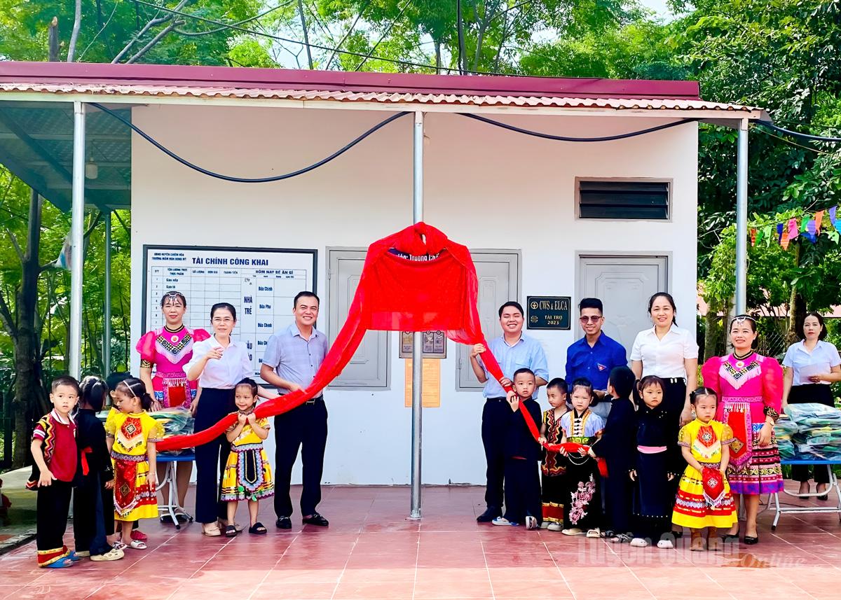 គណៈកម្មាធិការរៀបចំបានប្រគល់សួនកុមារដល់សាលាមត្តេយ្យ Hung My ឃុំ Tan My ដែលមានតម្លៃ ១២ លានដុង។