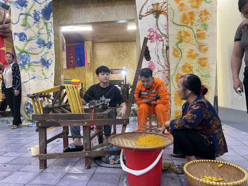 Du khách hào hứng trải nghiệm tại các gian hàng trưng bày -0