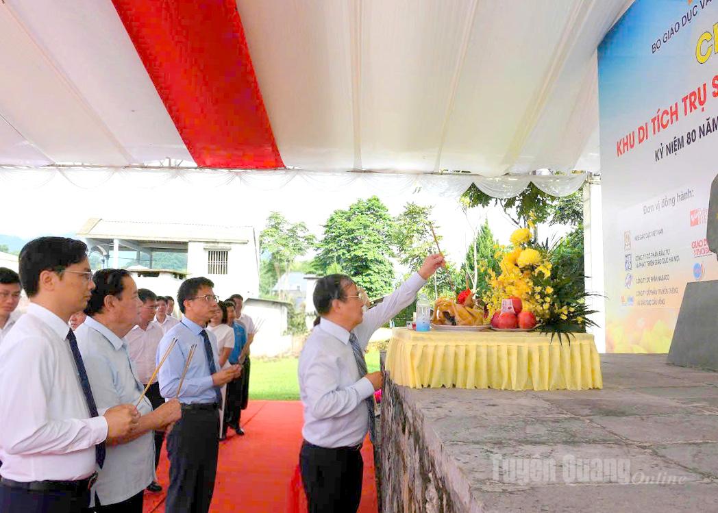 Đoàn công tác của Bộ Giáo dục và Đào tạo dâng hương tại di tích Bộ Quốc gia Giáo dục.