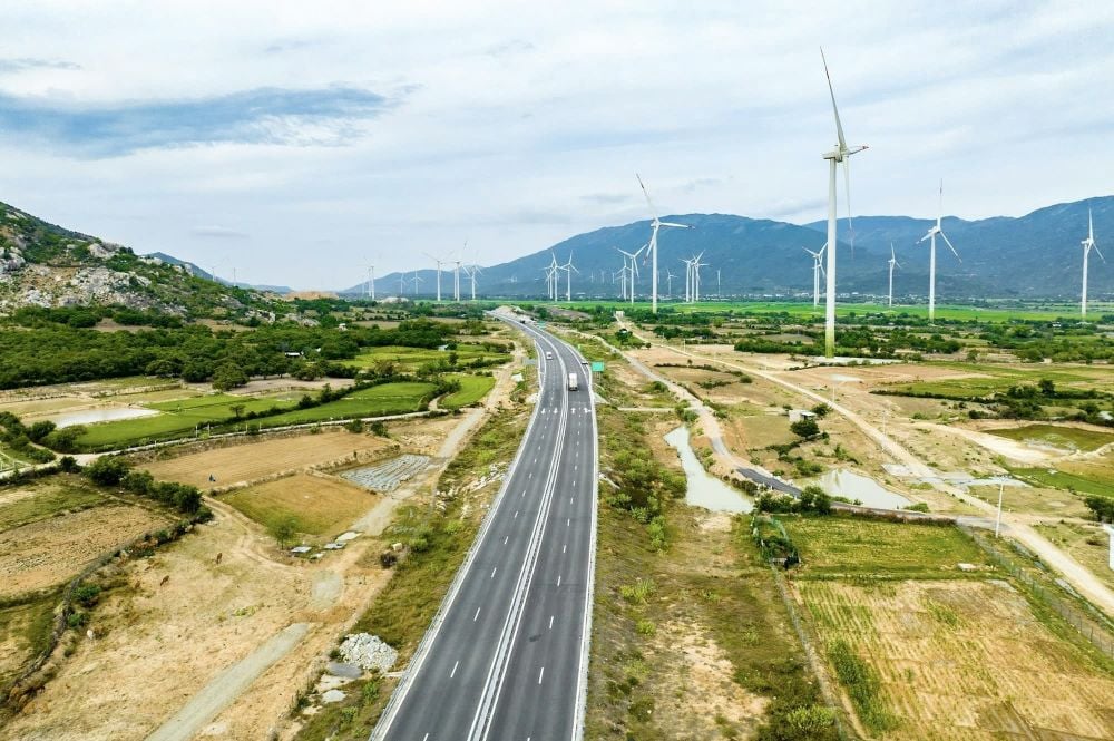 Jalan Tol Utara-Selatan, bagian Timur, Cam Lam - Vinh Hao, memiliki 4 jalur yang ada.