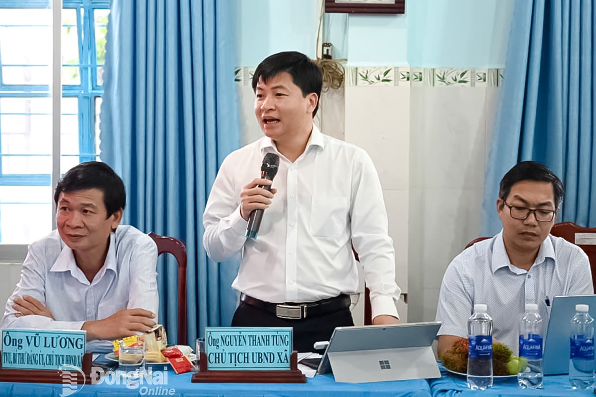 លោក Nguyen Thanh Tung ប្រធានគណៈកម្មាធិការប្រជាជនឃុំ Bu Dang បានរាយការណ៍អំពីសម្ភារៈសិក្សានៅដើមឆ្នាំសិក្សាថ្មី។ រូបថត៖ ង៉ុក ថាវ