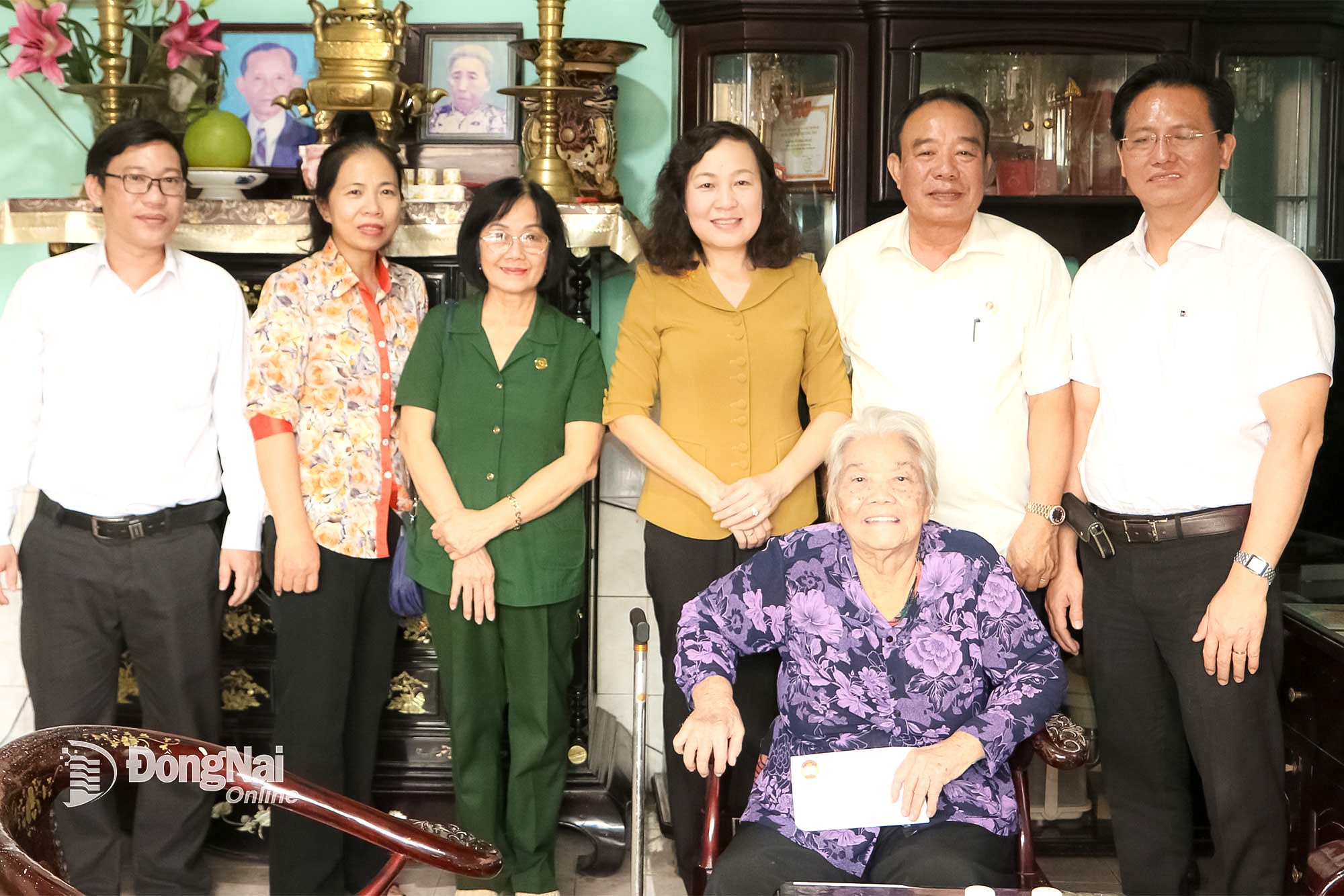 Phó Bí thư Tỉnh ủy, Chủ tịch Ủy ban MTTQ Việt Nam tỉnh Đồng Nai Huỳnh Thị Hằng tặng quà chiến sĩ cách mạng bị địch bắt tù đày Văn Thị Chích (91 tuổi), ở phường Biên Hòa. Ảnh: Văn Truyên
