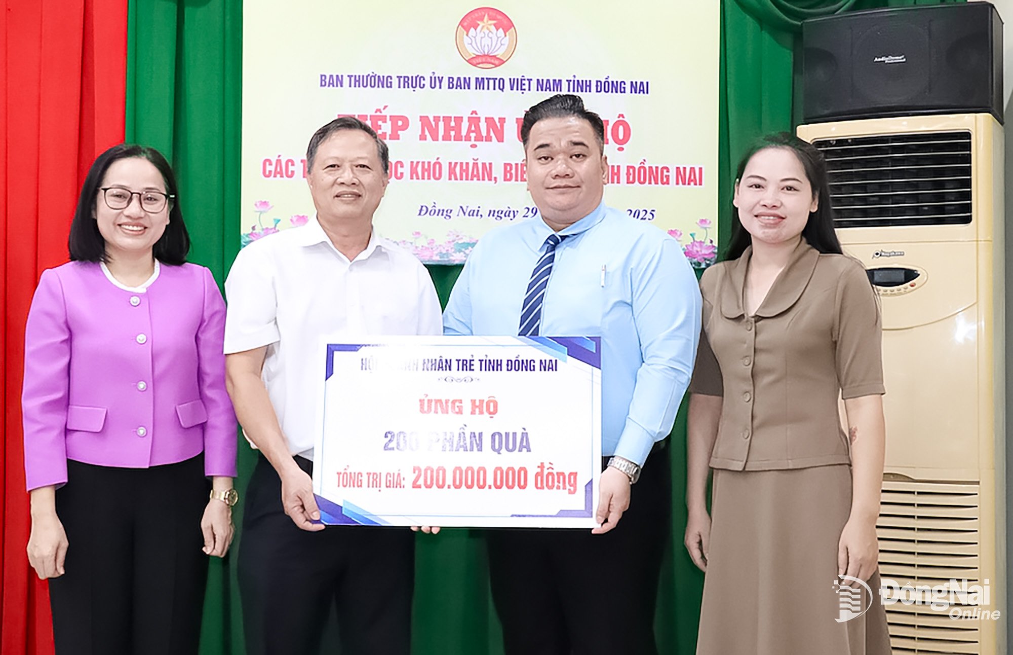 Representatives of the Dong Nai Province Young Entrepreneurs Association presented symbolic plaques of support to schools in border areas. Photo: Hai Yen 