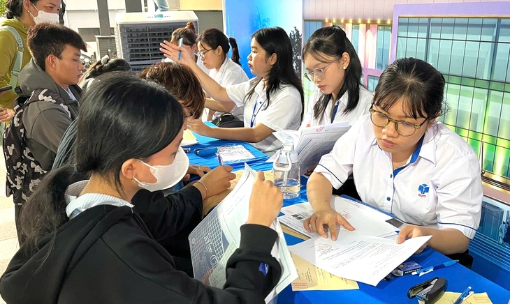 Thí sinh trúng tuyển ‘kẹt’ giữa 2 trường, không thể nhập học được - Ảnh 1.