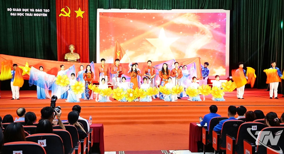 Ein Auftritt im Rahmen der Endrunde des Gesangswettbewerbs für Studenten der Thai Nguyen University, 2025