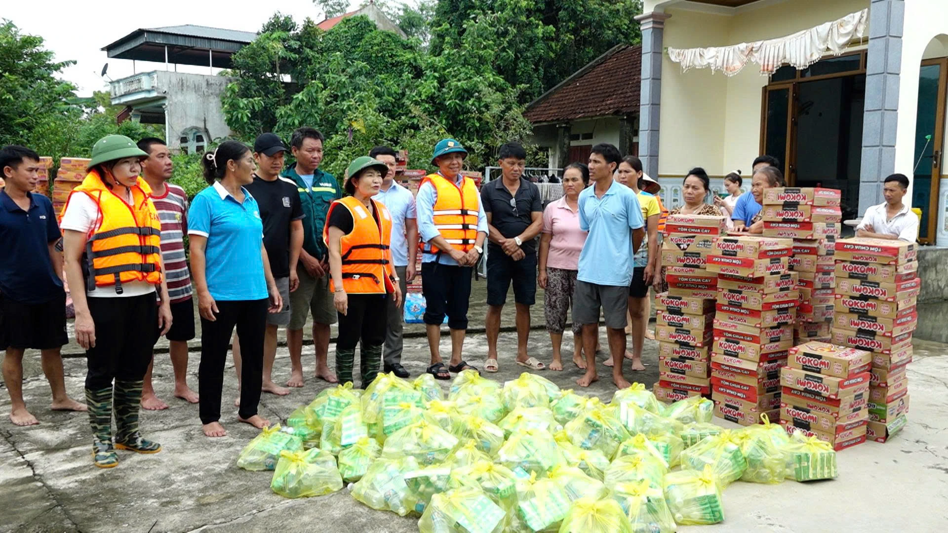 Vinh Loc Commune promptly visited, encouraged and provided relief to people in flood-affected areas.