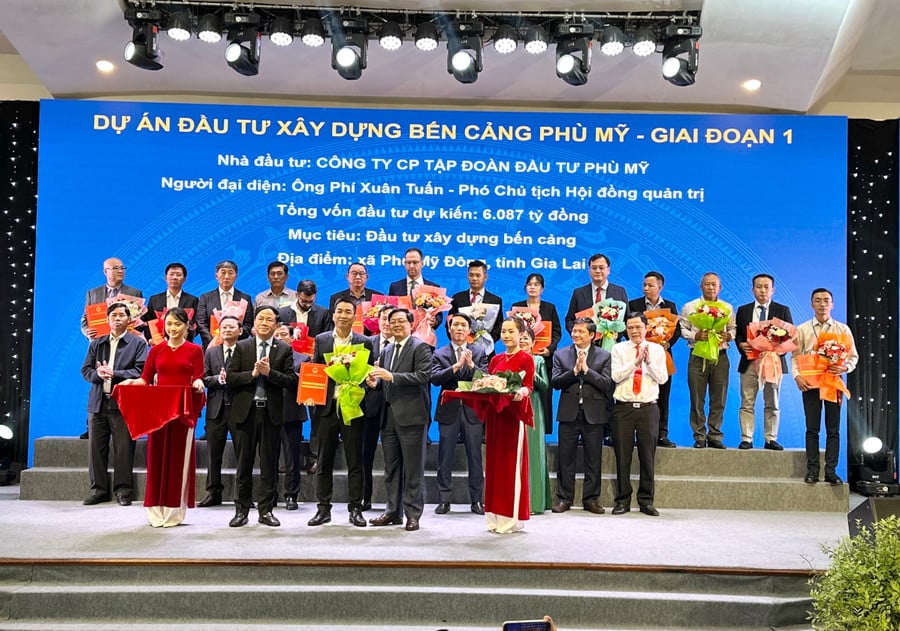 lanh-dao-tinh-trao-chung-nhan-dau-tu-cho-du-an-dau-tu-xay-dung-ben-cang-phu-my-giai-doan-1-cho-cong-ty-co-phan-tap-doan-dau-tu-phu-my-anh-ha-duy.jpg