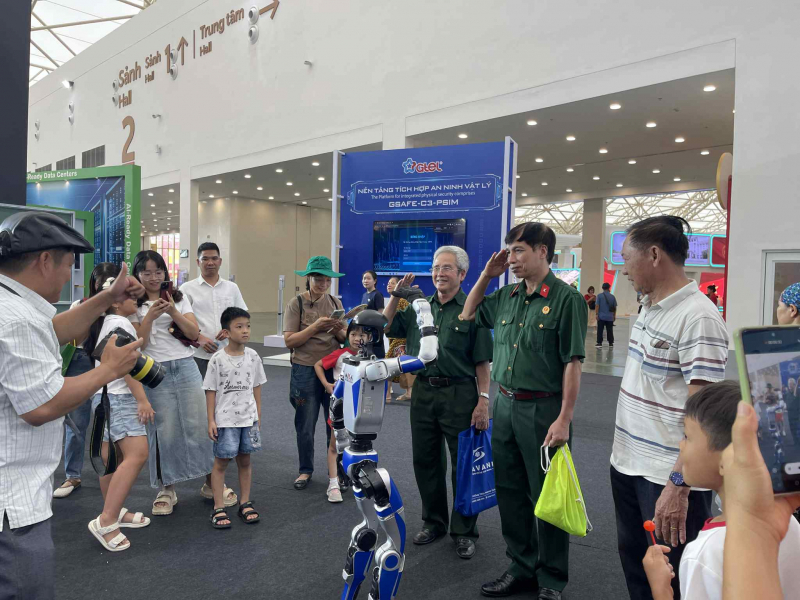 Du khách hào hứng trải nghiệm tại các gian hàng trưng bày -0