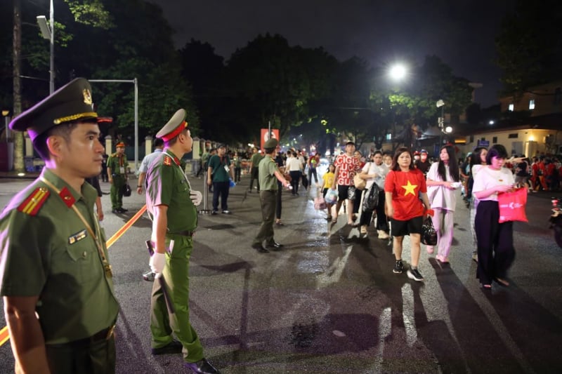 Nuit blanche à Hanoi avant la répétition du défilé -4